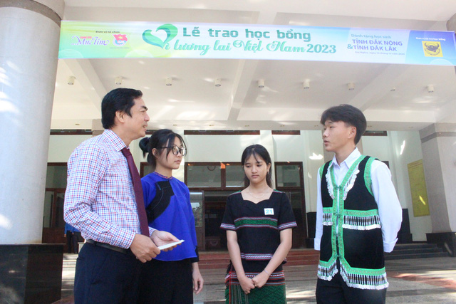 Học bổng Vì tương lai Việt Nam 2023: Những đóa hoa vươn lên từ nghịch cảnh- Ảnh 1.