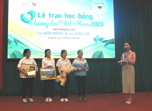Học bổng Vì tương lai Việt Nam 2023: Những đóa hoa vươn lên từ nghịch cảnh- Ảnh 9.