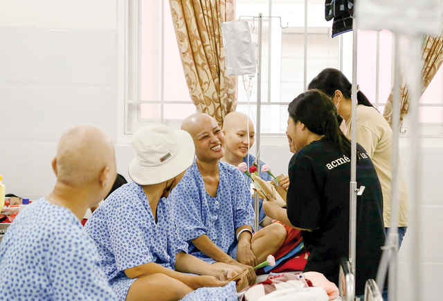 'Cây xương rồng' mang niềm vui đến bệnh nhân ung thư- Ảnh 1.
