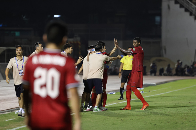 Thầy trò HLV Nguyễn Thành Công vui như Tết sau bàn thắng duy nhất