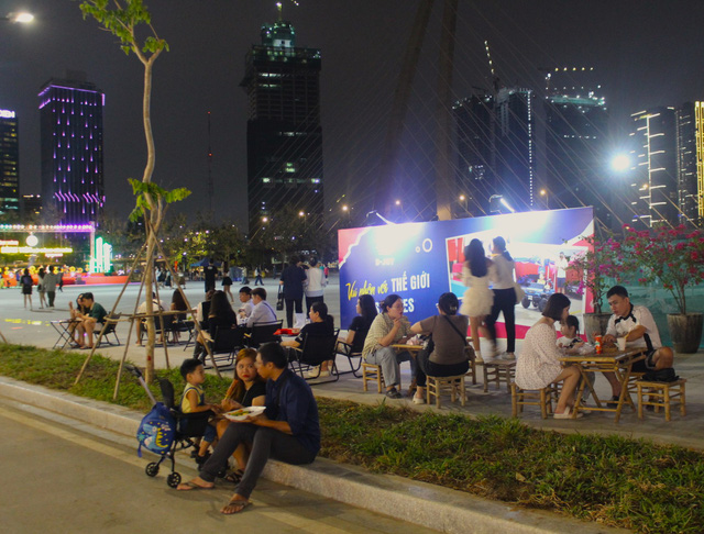 Công viên bờ sông Sài Gòn nhộn nhịp vào buổi tối- Ảnh 1.