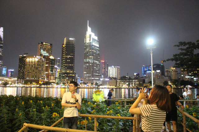 Công viên bờ sông Sài Gòn nhộn nhịp vào buổi tối- Ảnh 3.