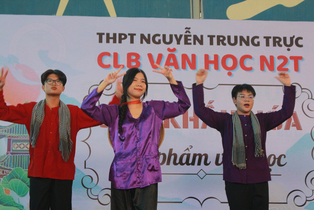 Sân khấu hoá tác phẩm văn học, học trò THPT Nguyễn Trung Trực biểu diễn đầy đam mê- Ảnh 1.