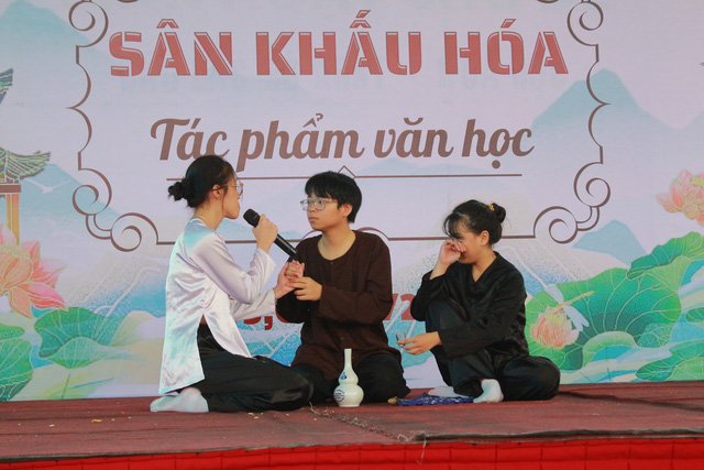 Sân khấu hoá tác phẩm văn học, học trò THPT Nguyễn Trung Trực biểu diễn đầy đam mê- Ảnh 2.
