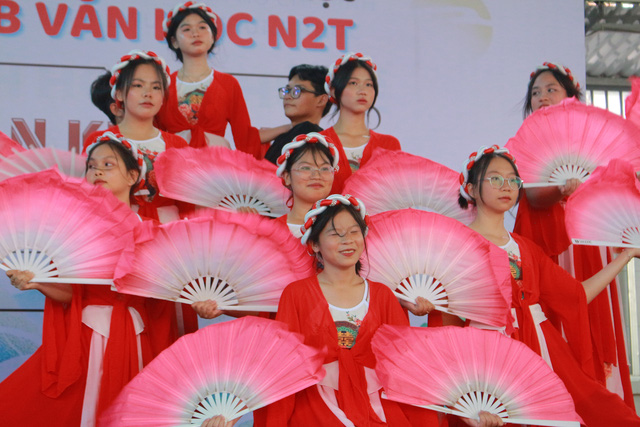 Sân khấu hoá tác phẩm văn học, học trò THPT Nguyễn Trung Trực biểu diễn đầy đam mê- Ảnh 3.