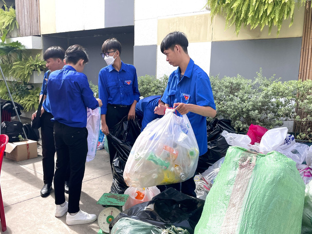 Nhiều người mang rác thải đổi... cây xanh trong ngày hội tình nguyện- Ảnh 3.