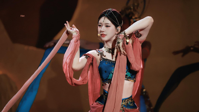 Vương Hạc Đệ hôn bạn diễn, Chi Pu, Triệu Lộ Tư đẹp bùng nổ trên sân khấu Đêm hội cuối năm- Ảnh 5.