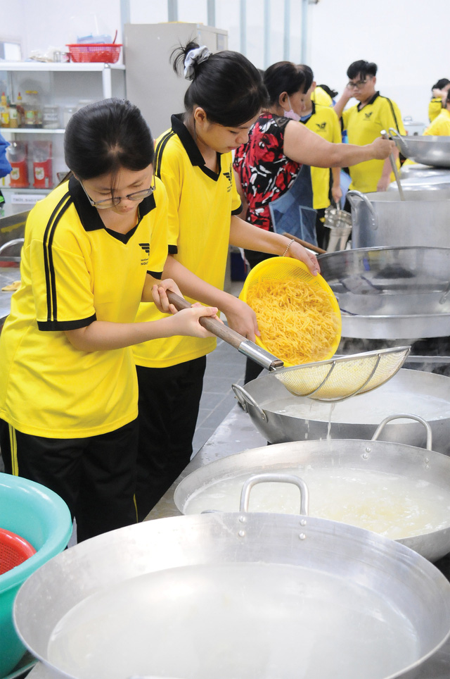 Bếp ăn nhân ái của Trường THCS Nguyễn Gia Thiều - nấu ăn để thêm yêu thương mọi người- Ảnh 2.