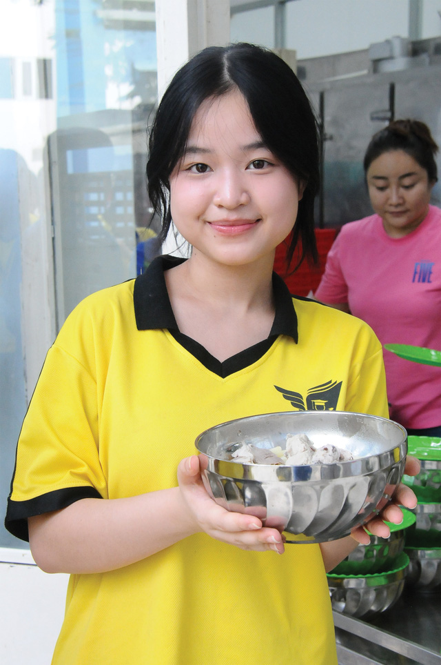Bếp ăn nhân ái của Trường THCS Nguyễn Gia Thiều - nấu ăn để thêm yêu thương mọi người- Ảnh 3.