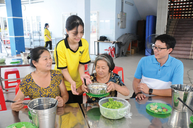 Bếp ăn nhân ái của Trường THCS Nguyễn Gia Thiều - nấu ăn để thêm yêu thương mọi người- Ảnh 4.