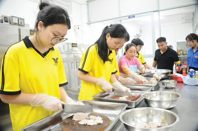Bếp ăn nhân ái của Trường THCS Nguyễn Gia Thiều - nấu ăn để thêm yêu thương mọi người- Ảnh 6.