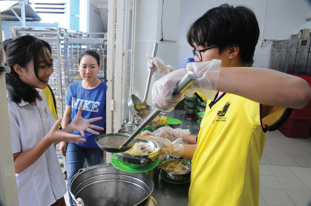 Bếp ăn nhân ái của Trường THCS Nguyễn Gia Thiều - nấu ăn để thêm yêu thương mọi người- Ảnh 7.