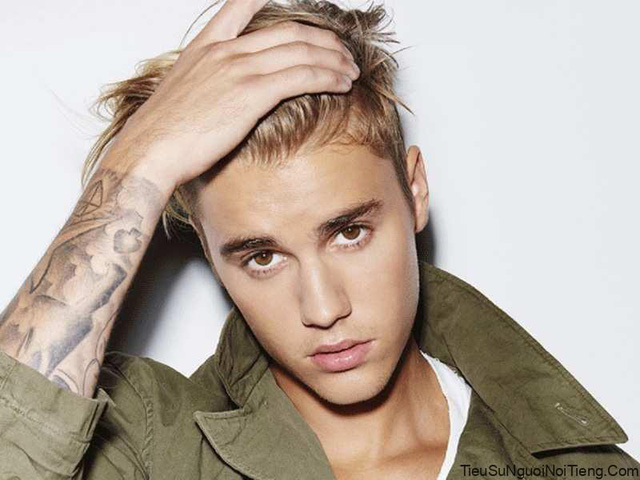 Justin Bieber khoe cận cảnh cơ thể phủ kín hình xăm