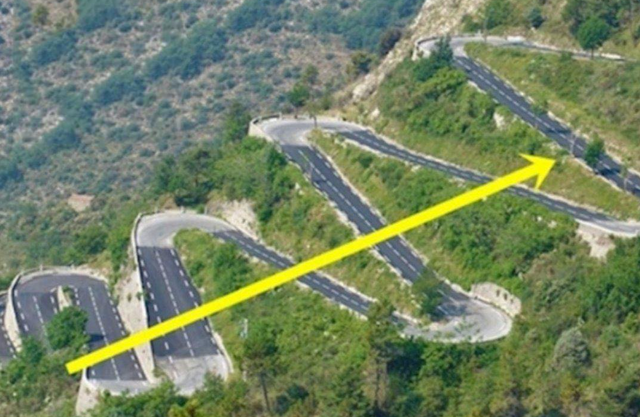 Ảnh vui 2-2: Netizen thắc mắc tại sao đường lên núi không thẳng? - Ảnh 1.