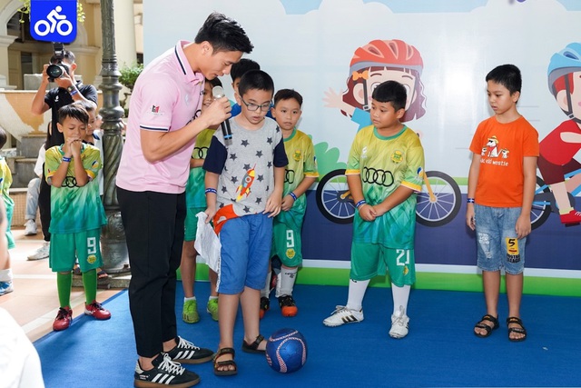 Thủ môn Bùi Tiến Dũng vận động cùng trẻ, vì một mùa hè không điện thoại - Ảnh 2.