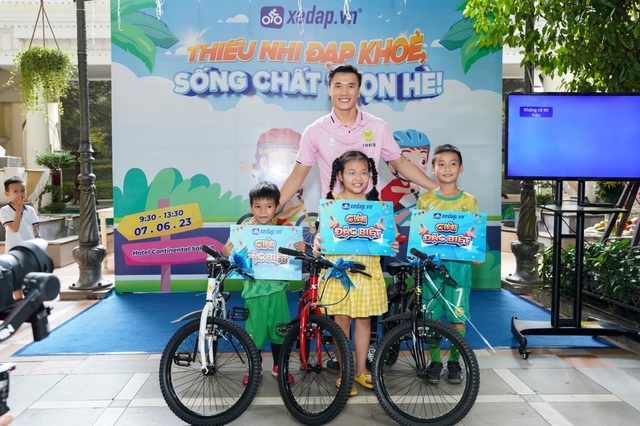 Thủ môn Bùi Tiến Dũng vận động cùng trẻ, vì một mùa hè không điện thoại - Ảnh 4.