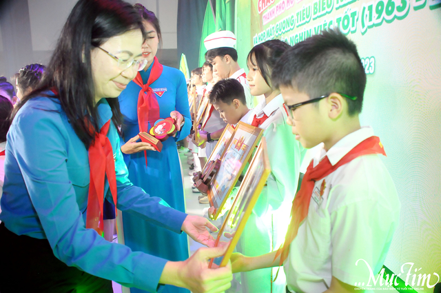 Chị Phan Thị Thanh Phương (Bí thư Thành Đoàn TP.HCM) trao khen thưởng các gương cháu ngoan Bác Hồ
