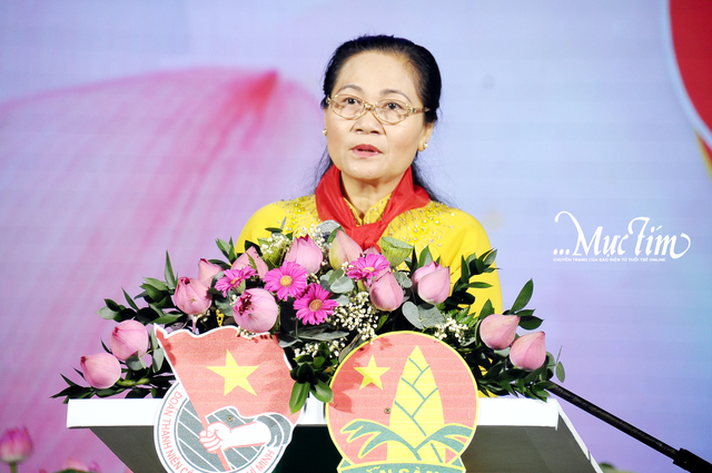 Cô Nguyễn Thị Lệ (Chủ tịch HĐND TP. Hồ Chí Minh) chúc mừng các gương Cháu ngoan Bác Hồ
