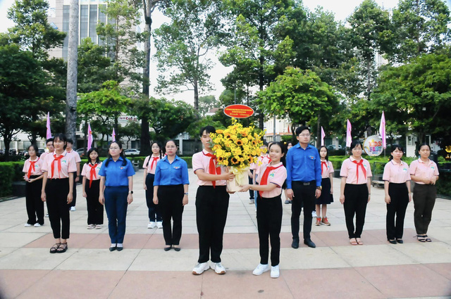 Bắt đầu hành trình giao lưu thiếu nhi TP.HCM và tỉnh Champasak (Lào) - Ảnh 1.