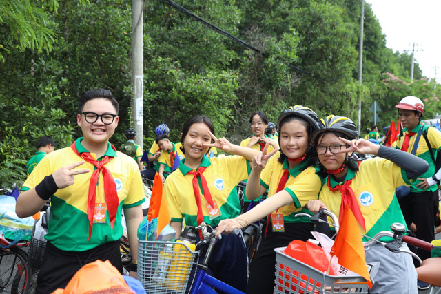 Trại sinh vui vẻ trên hành trình du khảo