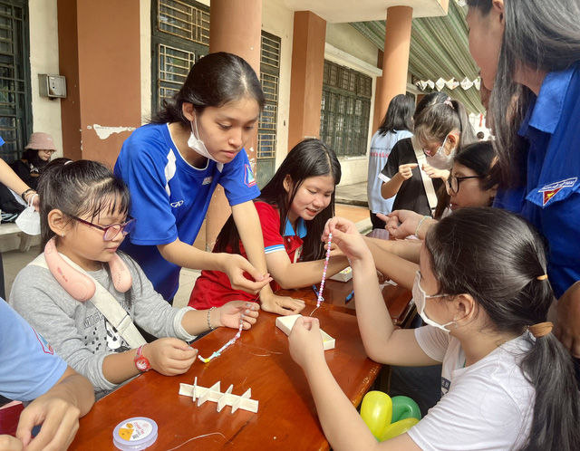 Chiến sĩ Hoa Phượng Đỏ trường THPT Nguyễn Hữu Huân tổ chức sân chơi cho các em nhỏ - Ảnh 5.