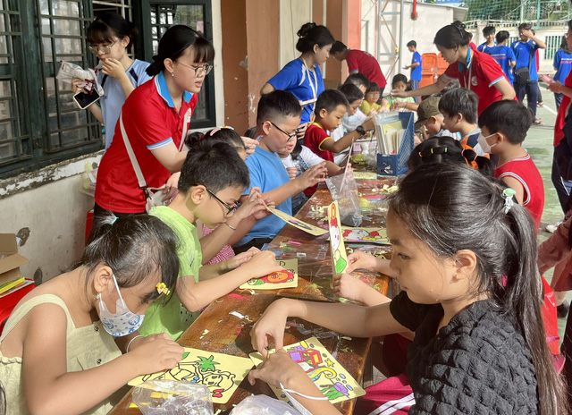 Chiến sĩ Hoa Phượng Đỏ trường THPT Nguyễn Hữu Huân tổ chức sân chơi cho các em nhỏ - Ảnh 6.