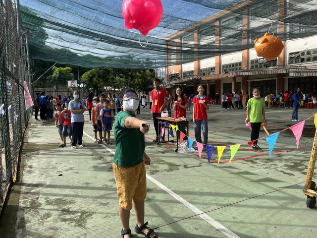 Chiến sĩ Hoa Phượng Đỏ trường THPT Nguyễn Hữu Huân tổ chức sân chơi cho các em nhỏ - Ảnh 7.