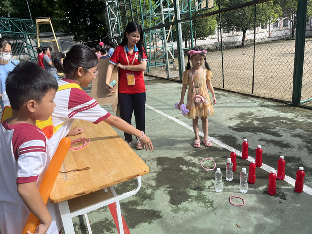 Chiến sĩ Hoa Phượng Đỏ trường THPT Nguyễn Hữu Huân tổ chức sân chơi cho các em nhỏ - Ảnh 8.