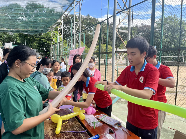 Chiến sĩ Hoa Phượng Đỏ trường THPT Nguyễn Hữu Huân tổ chức sân chơi cho các em nhỏ - Ảnh 2.