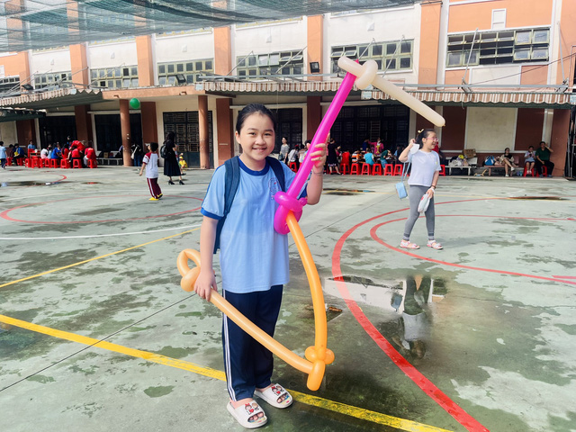 Chiến sĩ Hoa Phượng Đỏ trường THPT Nguyễn Hữu Huân tổ chức sân chơi cho các em nhỏ - Ảnh 3.