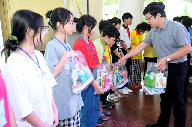 Anh Phạm Đình Nghinh (Phó Chủ tịch Hội bảo vệ  Quyền Trẻ em thành phố) trao quà cho các bạn nhỏ