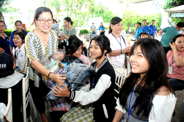 Anh Phạm Đình Nghinh (Phó Chủ tịch Hội bảo vệ  Quyền Trẻ em thành phố) trao quà cho các bạn nhỏ