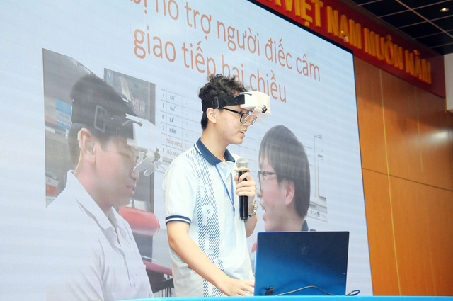 Chàng trai gen Z Nhật Huy tự tin trình bày sản phẩm dự thi của mình. Ảnh: Nguyễn Hưng