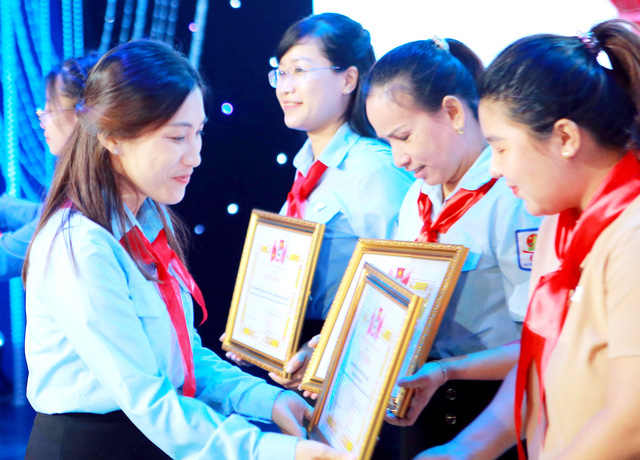 Chị Giáp Thị Thu Thủy (Phó Chủ tịch Hội đồng Đội thành phố Thủ Đức) trao khen thưởng cho các đơn vị. Ảnh: Nguyễn Hưng