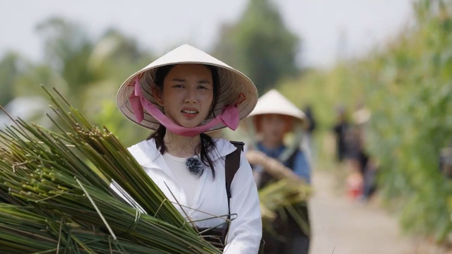 Hoa hậu Thùy Tiên tập sự làm nông dân - Ảnh 1.