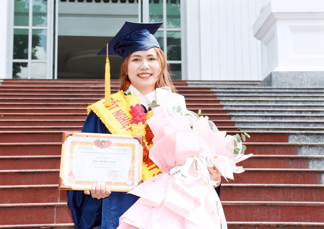 Hành trình “vượt bóng tối”, tốt nghiệp đại học loại xuất sắc của Thanh Tuyền - Ảnh 2.