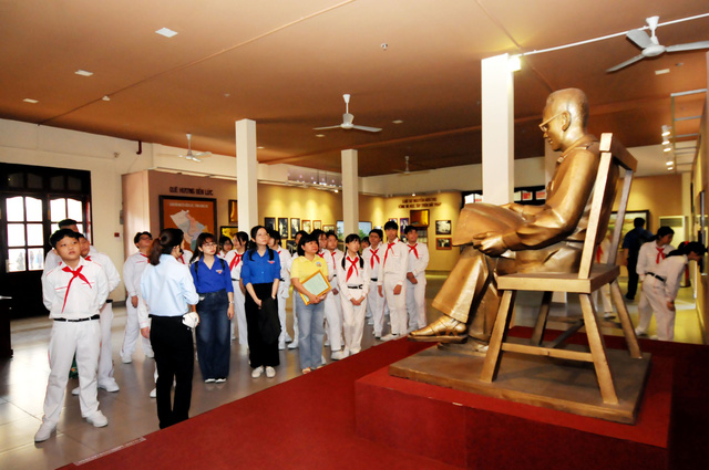 Đoàn hành trình đến viếng tại Khu lưu niệm Luật sư Nguyễn Hữu Thọ Ảnh: Nguyễn Hưng