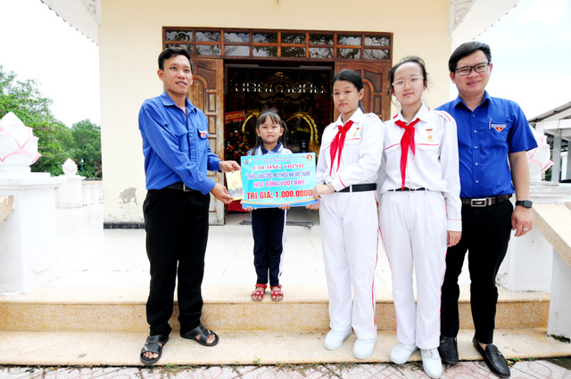 Đoàn hành trình trao tặng học bổng cho đội viên thiếu nhi tại Miếu Ông Bần Quỳ Ảnh: Nguyễn Hưng