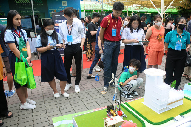 Học sinh khám phá công nghệ điều khiển robot từ xa Ảnh: Nguyễn Hưng