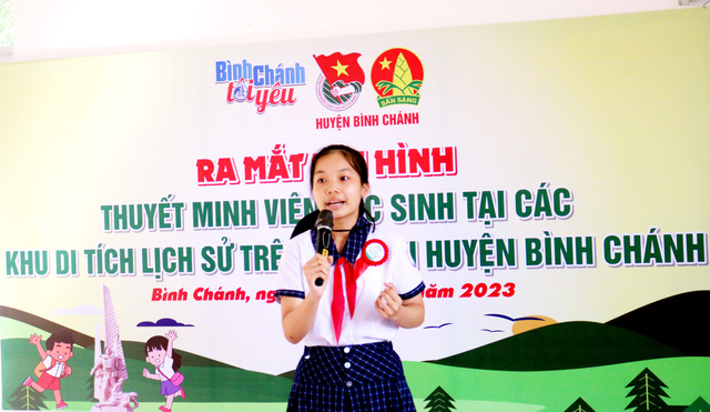 Thuyết minh viên học sinh Phạm Nguyễn Khánh Ngọc đang thử vào vai thuyết minh viên nhí