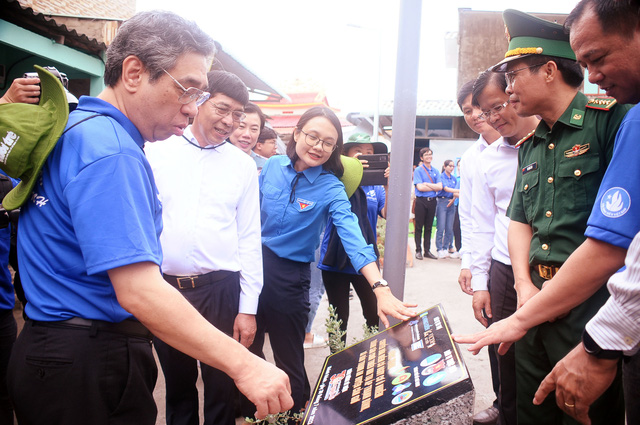 Chị Trần Thu Hà (Phó Bí thư Thành Đoàn TP.HCM) giới thiệu bia kỉ niệm công trình sân chơi thiếu nhi với các đại biểu  Ảnh: Nguyễn Hưng