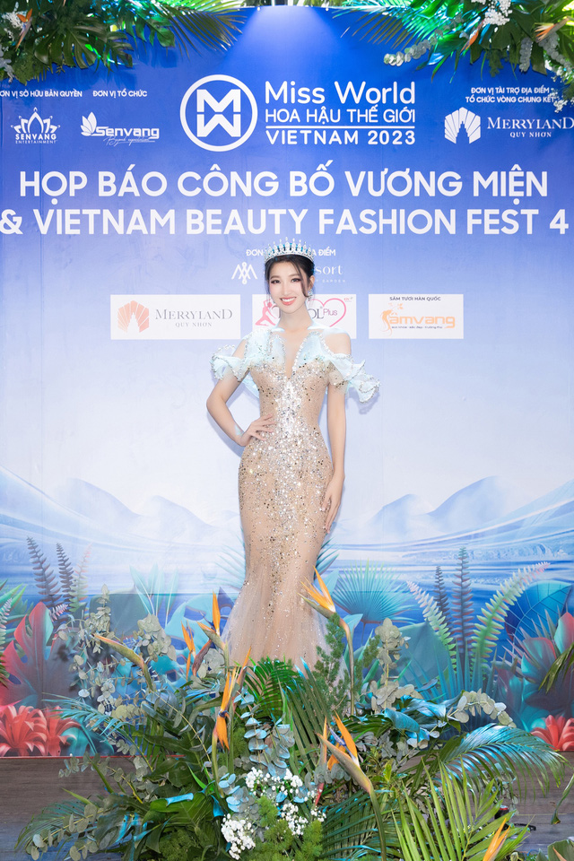 Hoa hậu Mai Phương khoe nhan sắc nữ thần  - Ảnh 3.