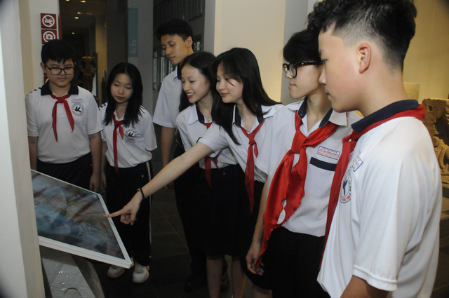 Học sinh truy xuất thông tin trên màn hình cảm ứng tại Bảo tàng lịch sử Việt Nam - Ảnh Nguễn Hưng