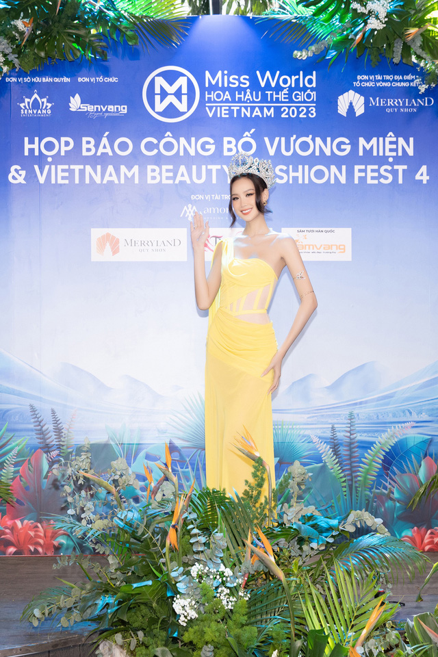 Hoa hậu Mai Phương khoe nhan sắc nữ thần  - Ảnh 2.