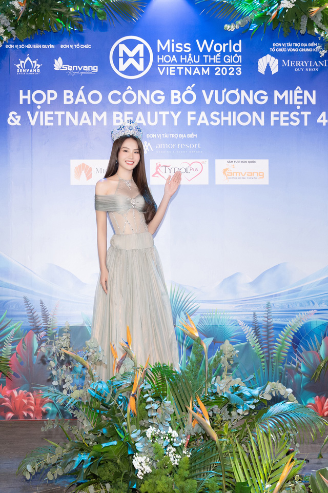 Hoa hậu Mai Phương khoe nhan sắc nữ thần  - Ảnh 1.