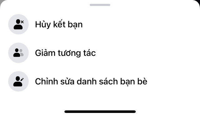 Đừng quên rủ hội bạn thân đi chơi để quên crush. Ảnh minh họa: Thái Thanh