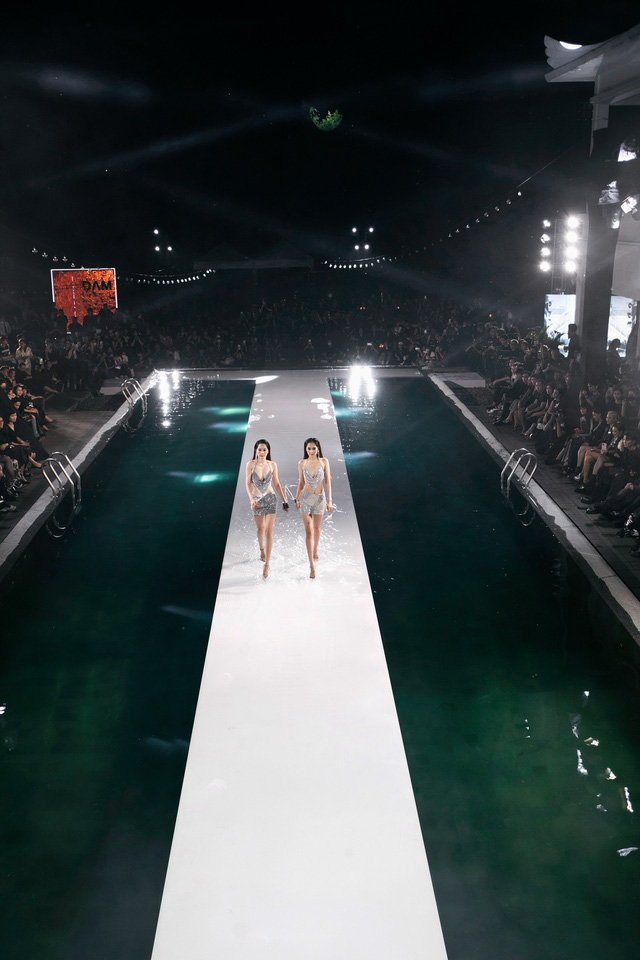 Bảo Thy catwalk trên sàn runway ngập nước trong show Võ Hoàng Yến - Ảnh 7.