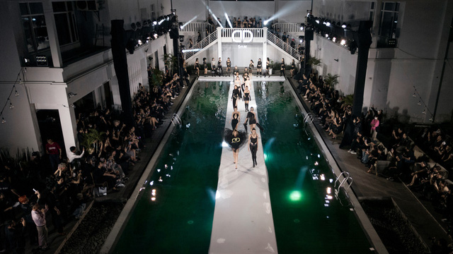 Bảo Thy catwalk trên sàn runway ngập nước trong show Võ Hoàng Yến - Ảnh 5.
