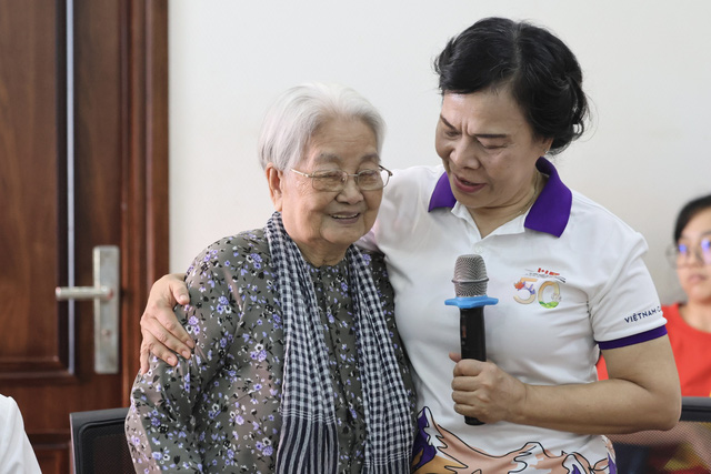 Nhóm Chia sẻ-Sharing thăm, tặng quà Làng Hòa Bình Bệnh viện Từ Dũ - Ảnh 3.