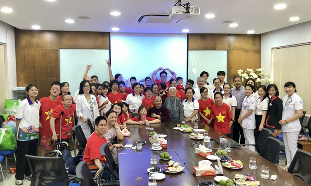 Nhóm Chia sẻ-Sharing thăm, tặng quà Làng Hòa Bình Bệnh viện Từ Dũ - Ảnh 1.